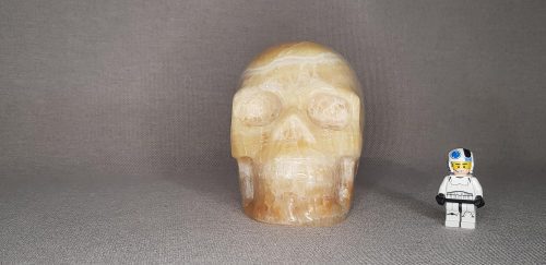 Photo de face crâne calcite jaune 2,02 kg