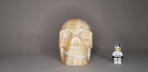 Photo de face crâne calcite jaune 2,18 kg