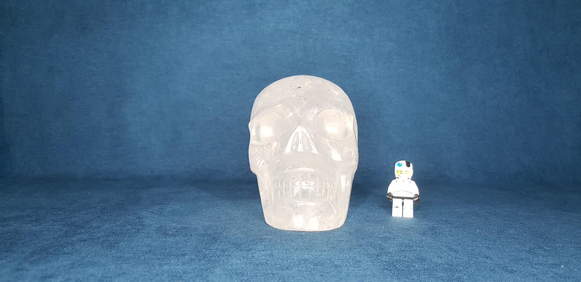 Photo de face crâne de cristal de roche 2,05 kg