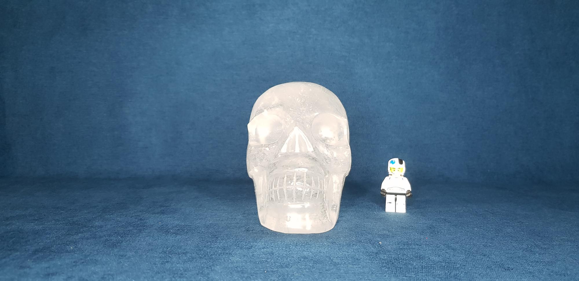 Photo de face crâne de cristal de roche 1,61 kg