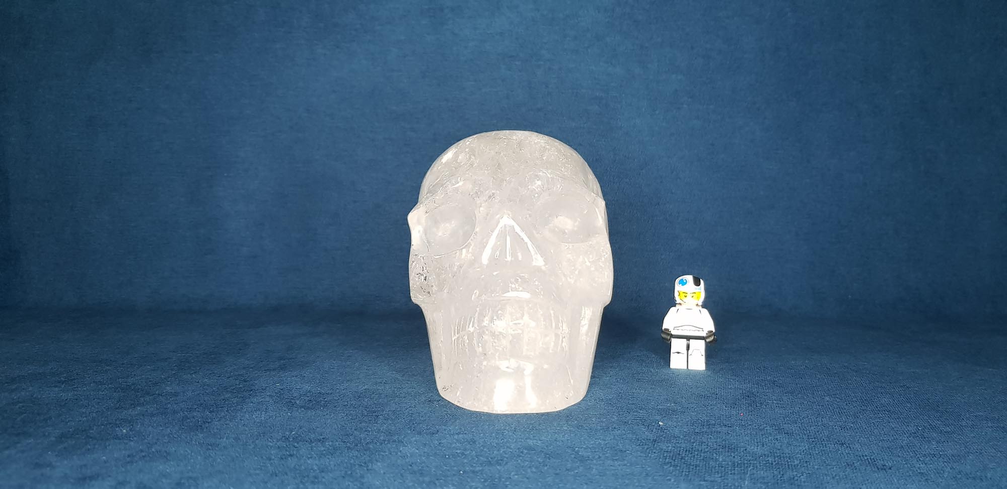 Photo de face crâne de cristal de roche 2,07 kg