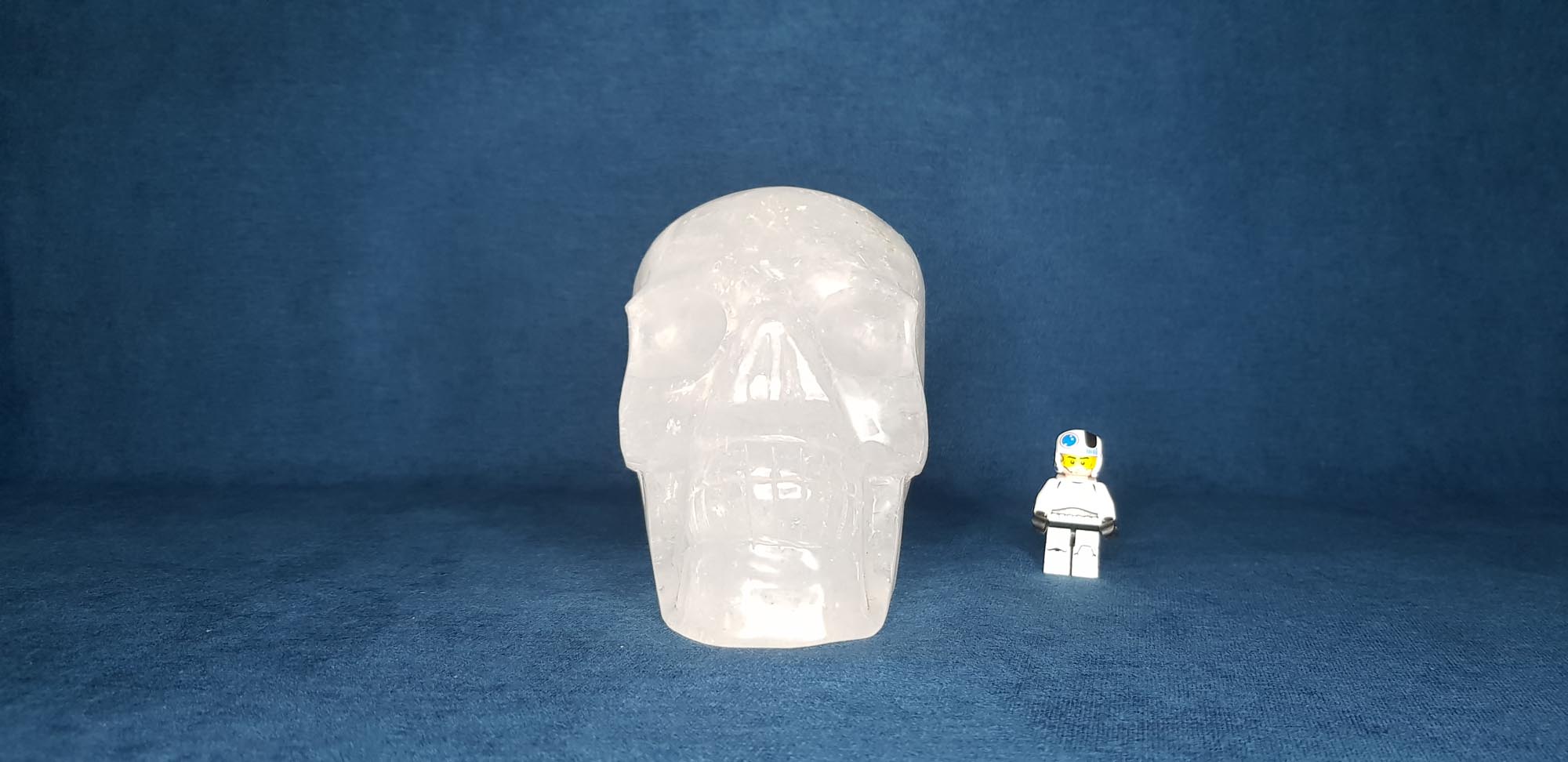Photo de face crâne de cristal de roche 2,17 kg
