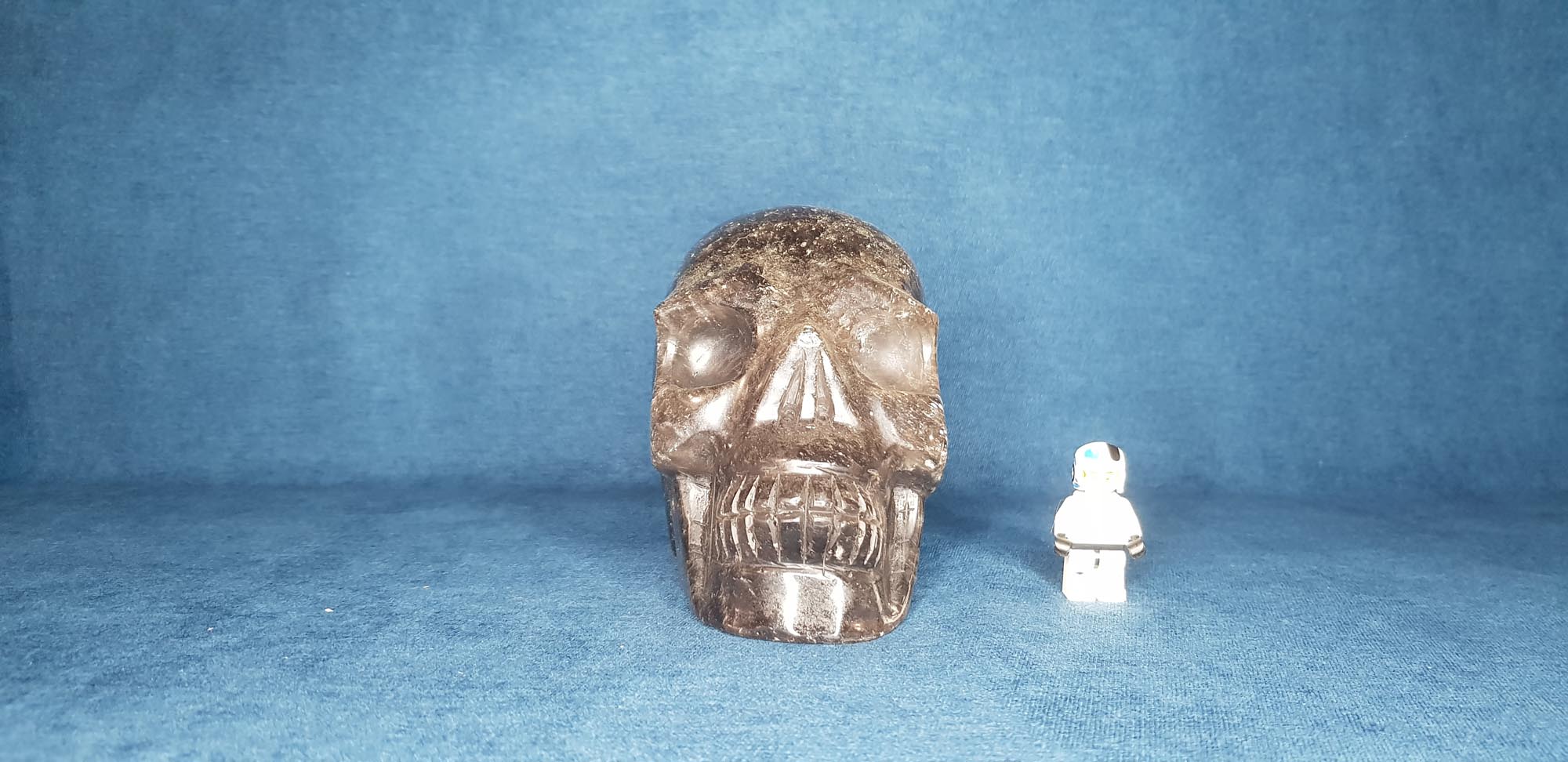 Photo de face crâne de cristal de roche fumé 1,93 kg