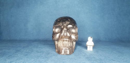 Photo de face crâne de cristal de roche fumé 1,95 kg