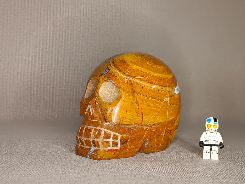 Crâne en jaspe polychrome avec géode 1,94 kg
