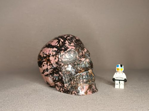 Crâne de cristal en Rhodonite – Amour de Soi – Équilibre émotionnel – Contre la jalousie et les colères - Se pardonner - 1,85 kg