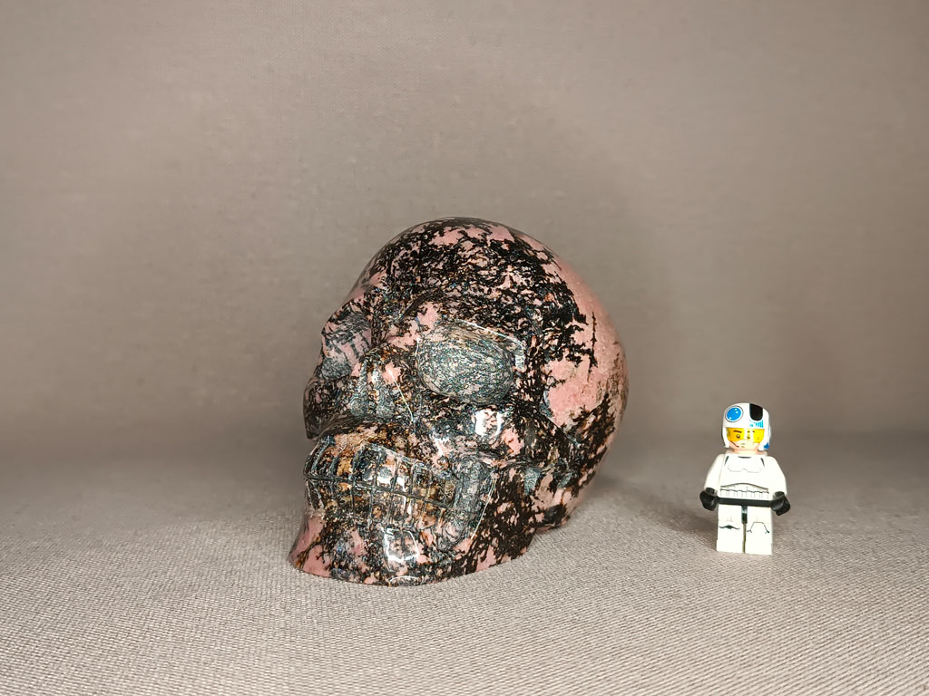 Crâne en Rhodonite 1,85 kg
