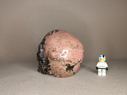 Crâne de cristal en Rhodonite – Amour de Soi – Équilibre émotionnel – Contre la jalousie et les colères - Se pardonner - 1,85 kg