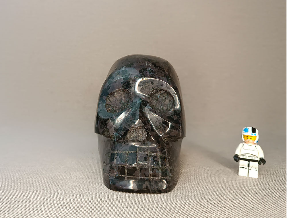 Crâne de cristal en Gabbro indigo 2 kg