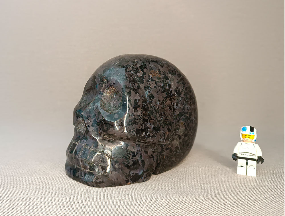 Crâne de cristal en Gabbro indigo 2 kg